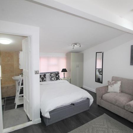 Studio 2 Min Walk To Upton Park Station London Exterior photo