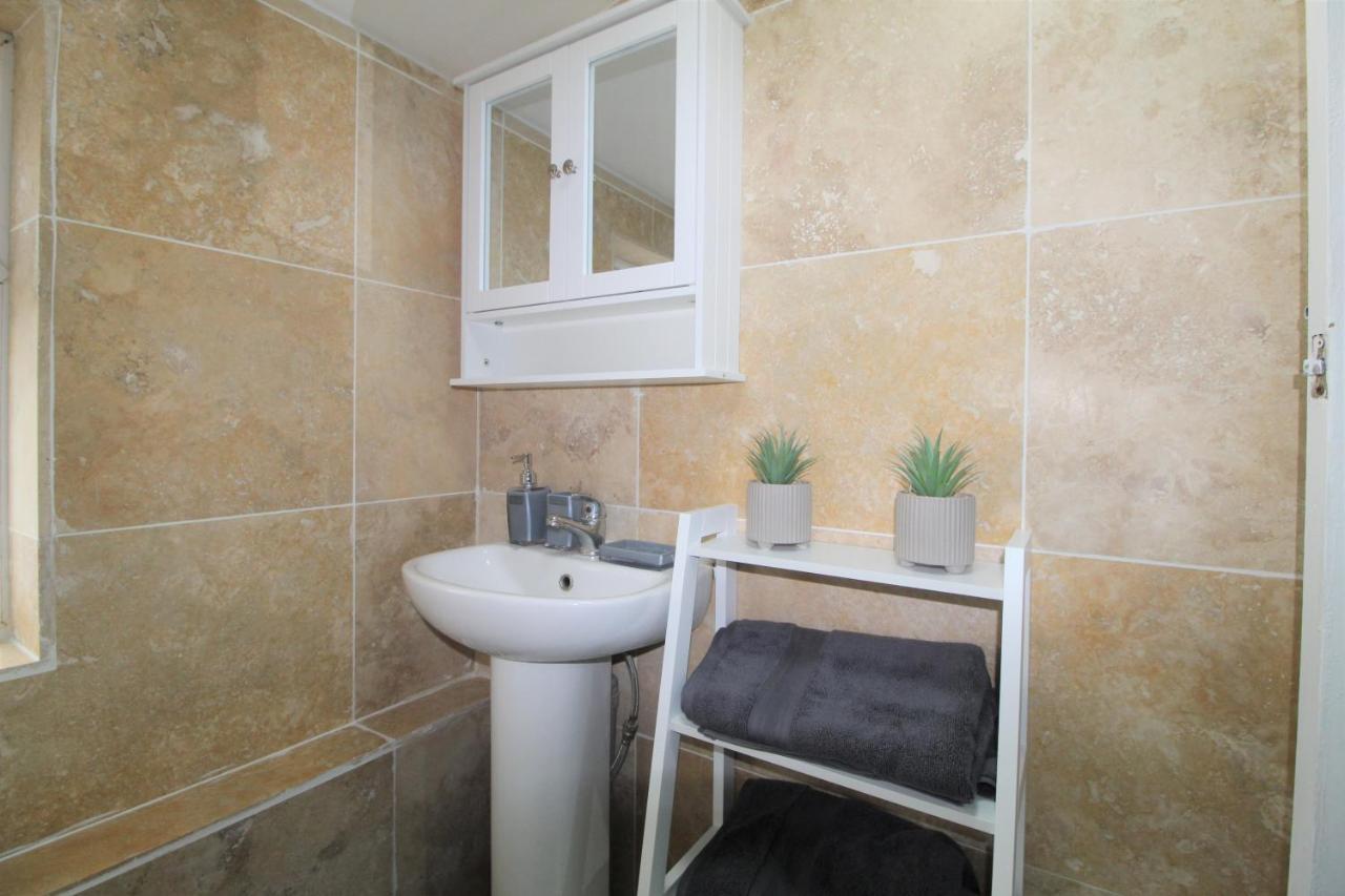 Studio 2 Min Walk To Upton Park Station London Exterior photo