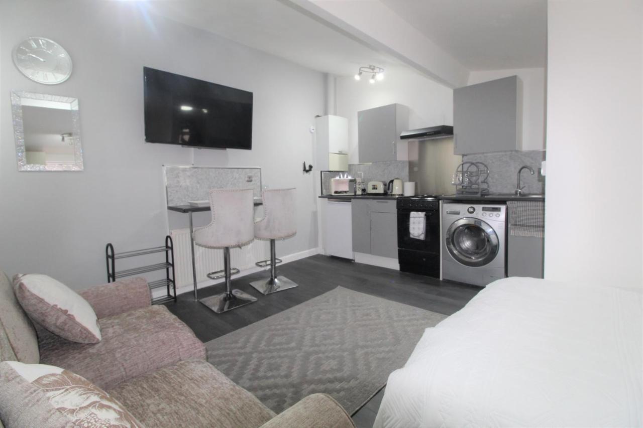 Studio 2 Min Walk To Upton Park Station London Exterior photo