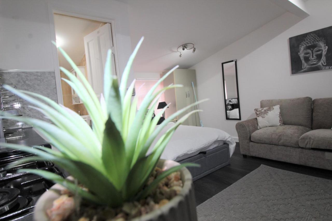 Studio 2 Min Walk To Upton Park Station London Exterior photo